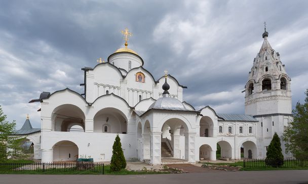 Pokrovsky Cathedral with a belltower in Sacred Pokrovsky a female monastery in Suzdal, Vladimir region - Foto, Imagen