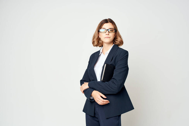 nő öltönyben szemüveggel a munkahelyen  - Fotó, kép
