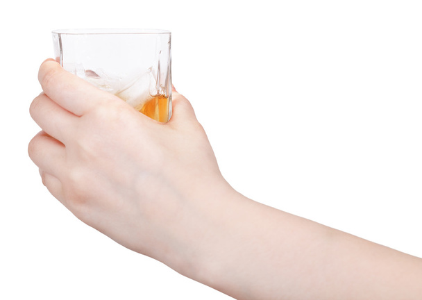 vaso de whisky en mano aislado en blanco
 - Foto, imagen