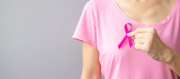 Октябрь месяц осведомленности о раке молочной железы, пожилая женщина в розовой футболке с рукой, держащей розовую ленту для поддержки людей, живущих и больных. Концепция Международного дня женщин, матерей и борьбы с раком - Фото, изображение