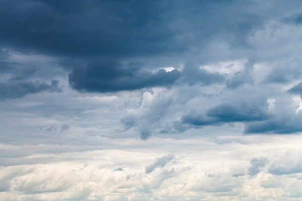 gris bleu nuages pluvieux dans le ciel couvert
 - Photo, image