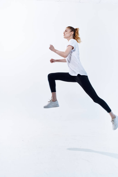весёлая атлетичная женщина тренируется  - Фото, изображение
