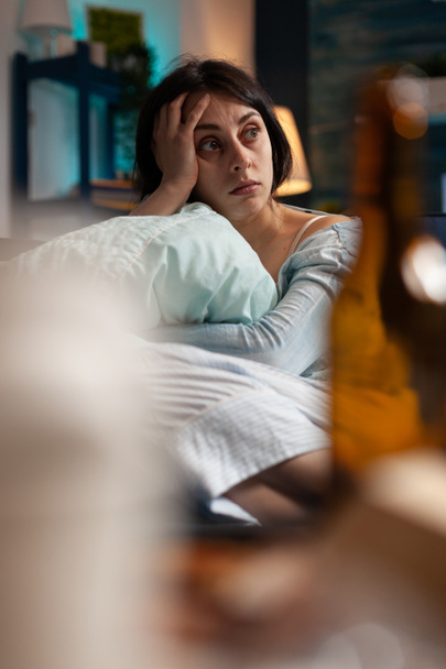 Kwetsbare getraumatiseerde stress slachtoffer vrouw met bipolaire stoornis - Foto, afbeelding