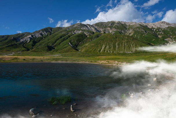 małe jezioro z mgłą w dolinie campo imperatore abruzzo - Zdjęcie, obraz