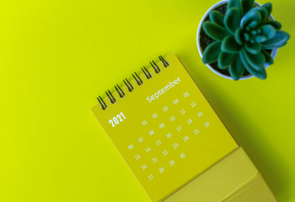 2021年9月のテアオフカレンダー。各日付の計画と管理のためのデスクトップカレンダー - 写真・画像