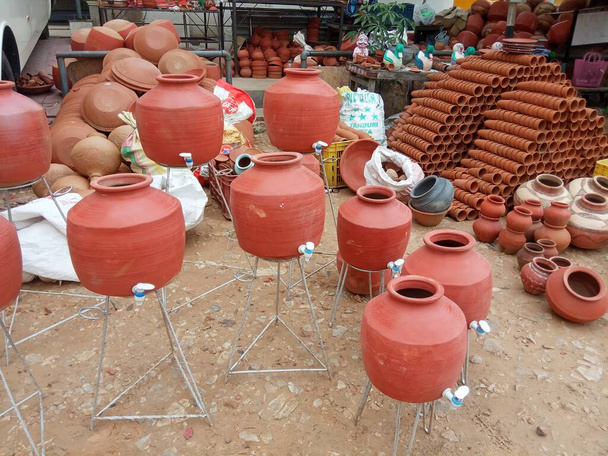 cerámica de arcilla se muestra en el borde de la carretera en jaipur, Rajastán, India - Foto, imagen