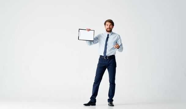 vousatý muž v košili s papíry  - Fotografie, Obrázek