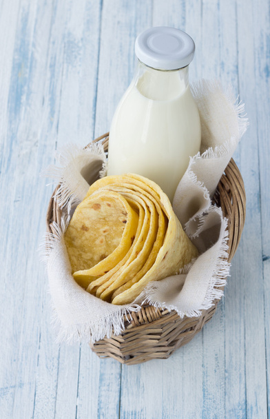 Tortilla in wicker basket - Foto, afbeelding