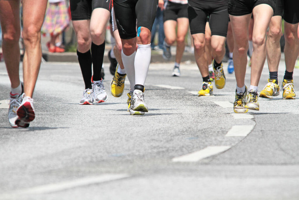 skupina maratonských běžců na silnici - Fotografie, Obrázek