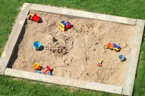 песочница с пластиковыми игрушками - Фото, изображение