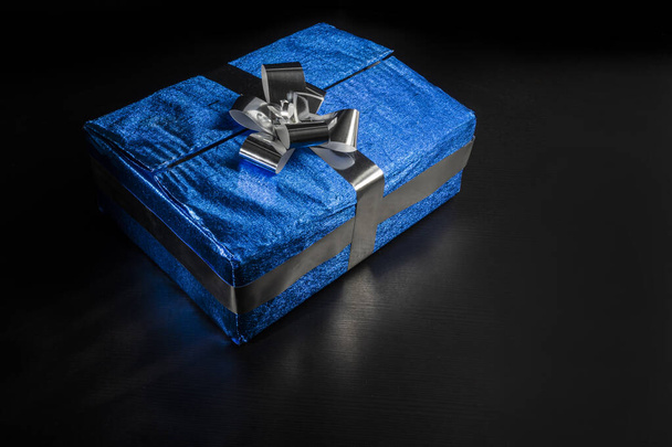 Gümüş kurdeleli mavi hediye kutusu - Fotoğraf, Görsel