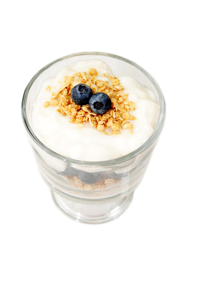 Recipiente de vidrio lleno de yogur, bayas y avena
 - Foto, imagen