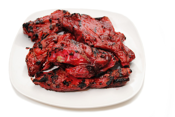 Côtes de porc au barbecue chinois sur une assiette
 - Photo, image
