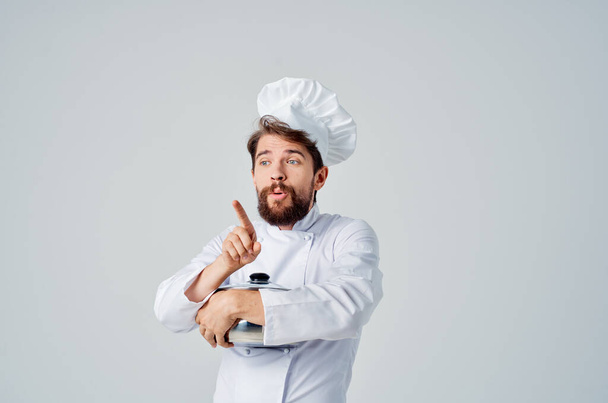 человек в форме шеф-повара с горшком в руках - Фото, изображение