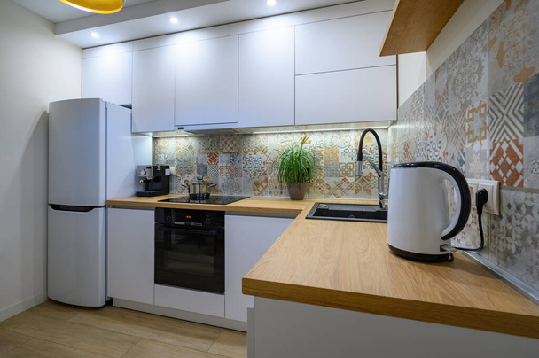Роскошный белый современный интерьер кухни - Фото, изображение