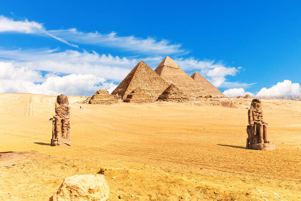 Pyramides d'Egypte et les colosses de Memnon dans le désert de Gizeh - Photo, image