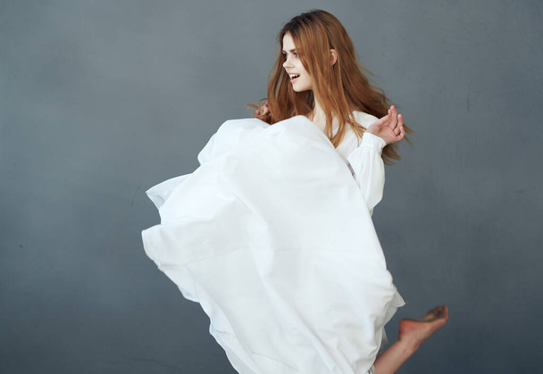 Kobieta w białej sukience tańczy. Wysokiej jakości zdjęcie - Zdjęcie, obraz