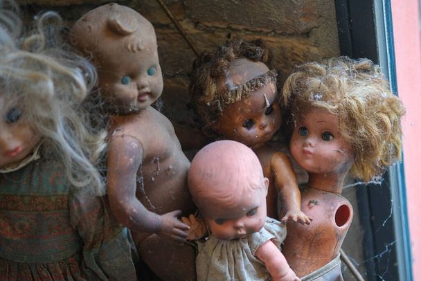 Παλιές κούκλες εγκαταλελειμμένες με σκόνη και σπασμένες. Υψηλής ποιότητας φωτογραφία - Φωτογραφία, εικόνα