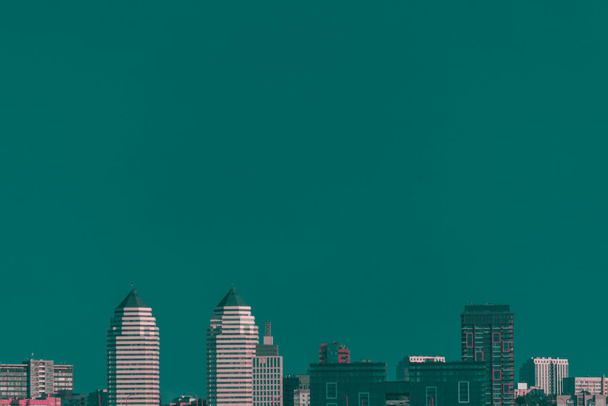 Ουρανοξύστες ουρανοξύστες στο κέντρο της πόλης με γαλαζοπράσινο ουρανό. Ιστορικό με μια πόλη με ένα μεγάλο χώρο για εισαγωγή. - Φωτογραφία, εικόνα