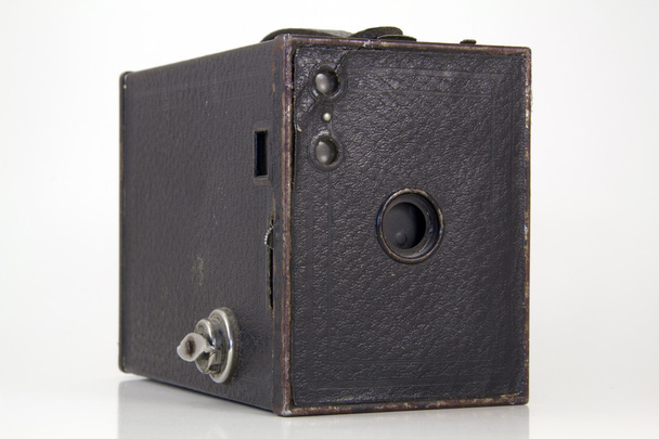 Старая винтажная коробка камеры в деталях на белом фоне
 - Фото, изображение