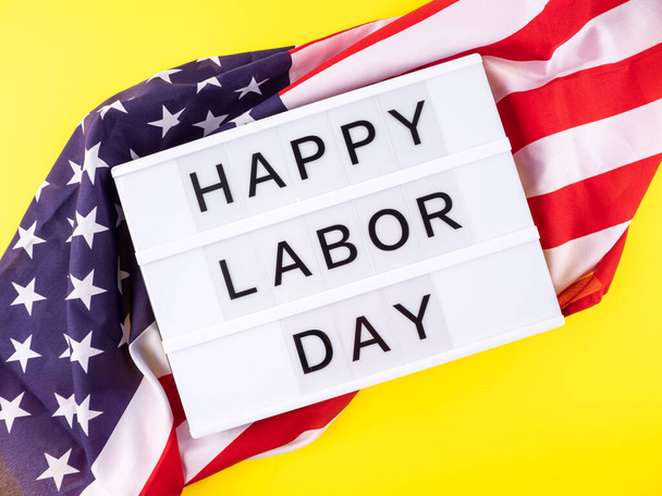 Szczęśliwego Dnia Pracy pozdrowienia na Lightbox z amerykańską flagą - Zdjęcie, obraz