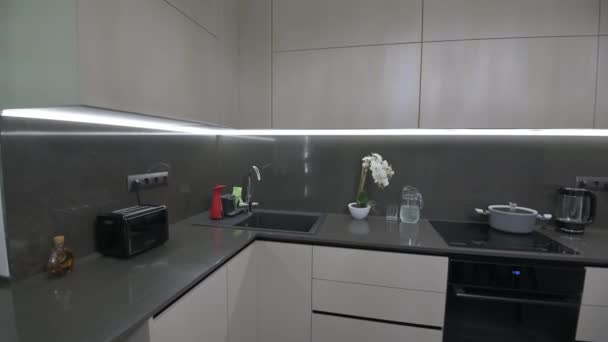 Moderní útulné bílé a šedé kuchyně detailní up - Záběry, video