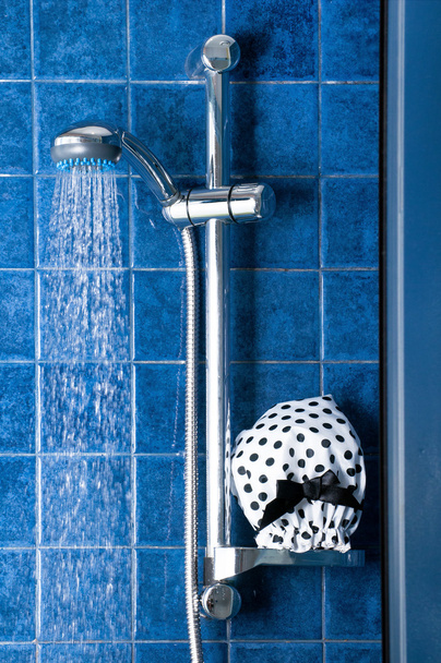 Gorra de ducha en una ducha
 - Foto, Imagen