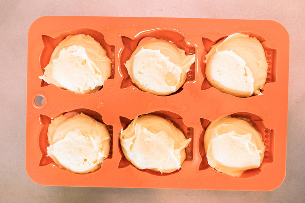 Assar mini bolos de libra em moldes de silicone em forma de corujas
. - Foto, Imagem