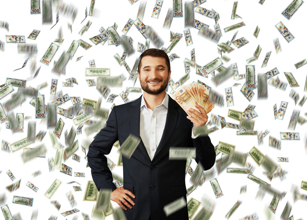 człowiek z euro stoi pod deszcz pieniędzy - Zdjęcie, obraz