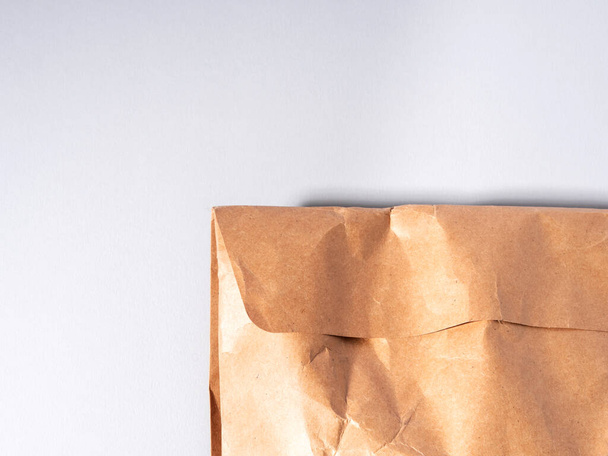 Pacote de papel de desperdício zero para entrega em fundo cinza - Foto, Imagem