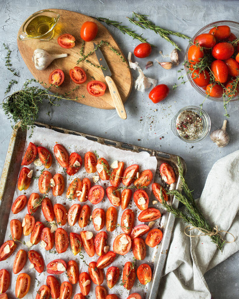 Dried tomatoes with herbs and spices. Seasonal appetizer of vegetables. Rosemary, garlic, thyme. Fresh harvest. The process of harvesting tomatoes.Italian food. Italian cuisine. - Fotoğraf, Görsel