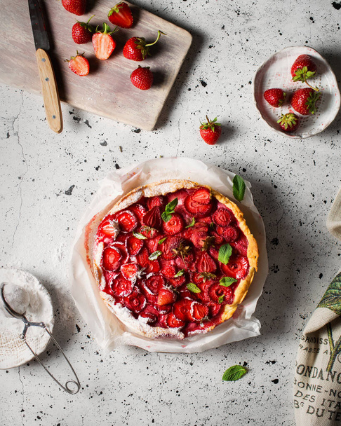 Strawberry cake with ricotta cheese. Summer dessert with berries and mint on a white table. A piece of cake on a ceramic plate. Fresh homemade cakes - Fotoğraf, Görsel