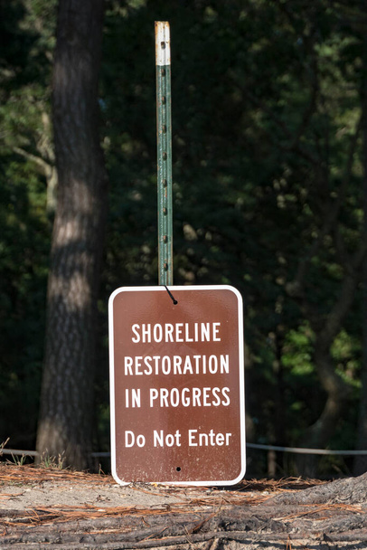 Point Lookout, Maryland, EUA Um sinal no parque estadual dizendo: "Restauração da costa em andamento." - Foto, Imagem