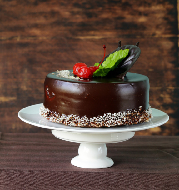 εορταστική όμορφο κέικ σοκολάτας με γλάσο και κεράσι - Φωτογραφία, εικόνα