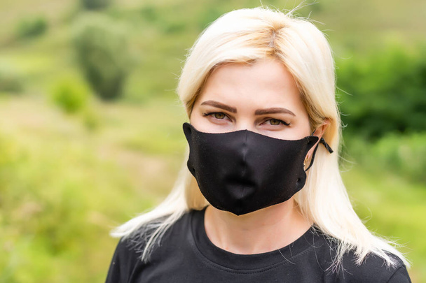 Belle jeune femme caucasienne avec masque jetable. Protection contre les virus et infection. - Photo, image