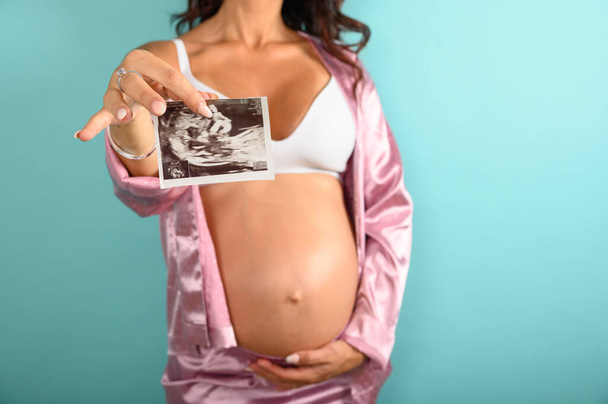 Mãe grávida mostra um ultra-som de seu filho - Foto, Imagem