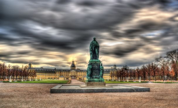 Памятник Карлу Фридриху фон Бадену и дворцу Карлсруэ
 - Фото, изображение