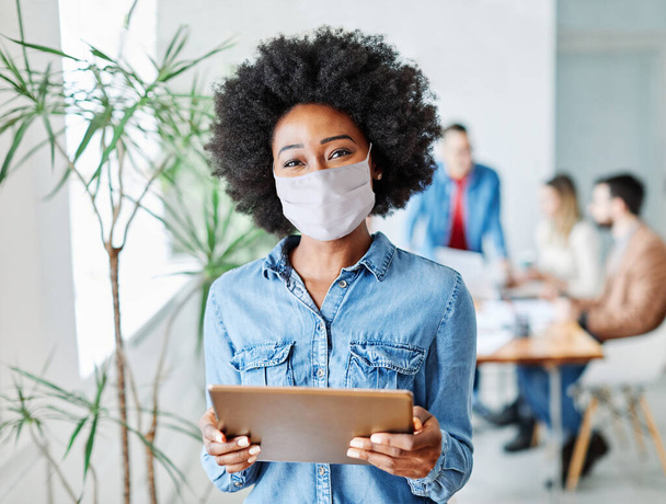 empresária líder executiv reunião escritório tablet sorrindo retrato vírus máscara proteção corona - Foto, Imagem