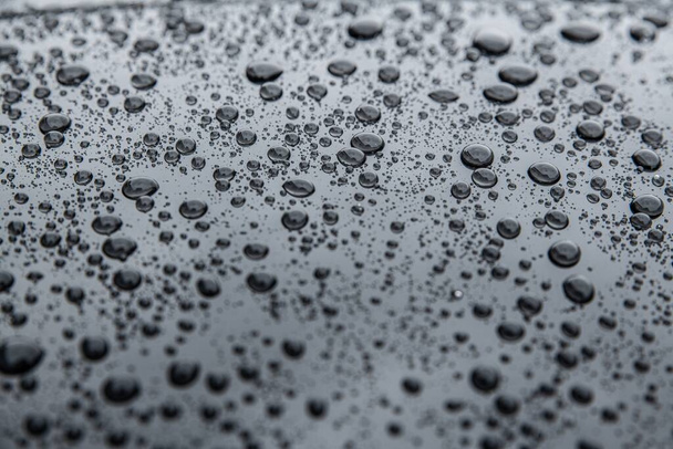 Efekt hydrofobowy i krople wody na lakier samochodowy po zastosowaniu powłoki ceramicznej - Zdjęcie, obraz