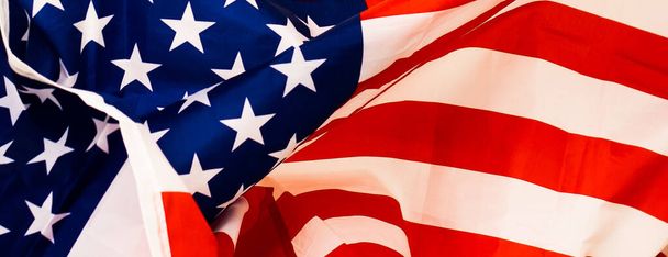 Czerwona, biała i niebieska flaga amerykańska na tle Dnia Pamięci lub Dnia Weterana - Zdjęcie, obraz