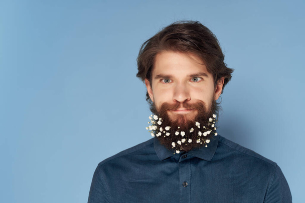 hombre emocional con barba con flores en el pelo  - Foto, Imagen