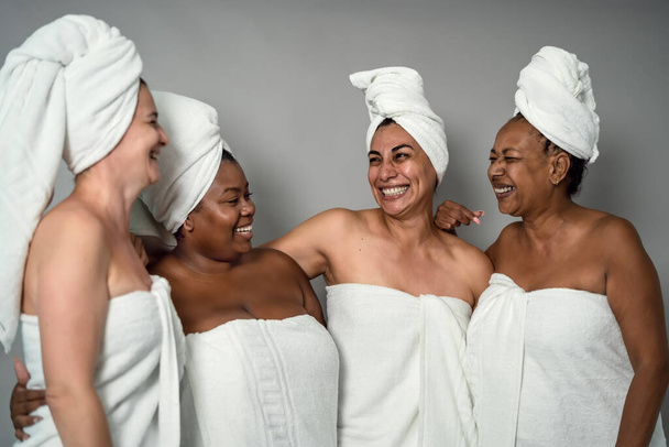 Счастливые женщины с разным возрастом и размером тела, имеющие по уходу за кожей спа-день - люди концепции самообслуживания - Фото, изображение