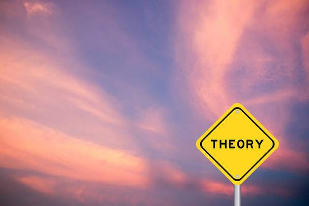 Gele transportbord met woord theorie over violette hemel achtergrond - Foto, afbeelding