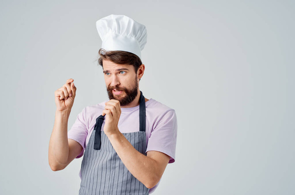 muž v kuchařské uniformě vaří jídlo v restauraci. Kvalitní fotografie - Fotografie, Obrázek