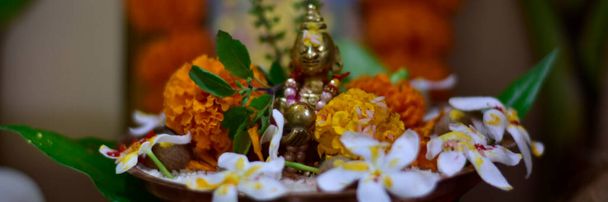 Bal Krishna και λουλούδια στην παραδοσιακή ινδουιστική Backgrounds για Karizma άλμπουμ σελίδες. Στα παρασκήνια και στην ταπετσαρία. Τελετές και Τελετή - Φωτογραφία, εικόνα