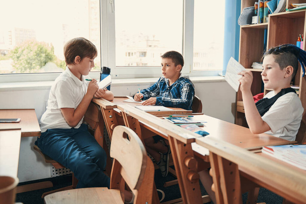 Ruhige Schüler lernen in modernem, komfortablen Klassenzimmer - Foto, Bild