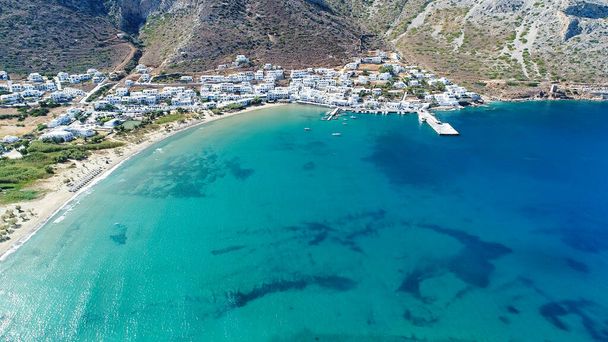 Île de Sifnos dans les Cyclades en Grèce vue du ciel - Photo, image