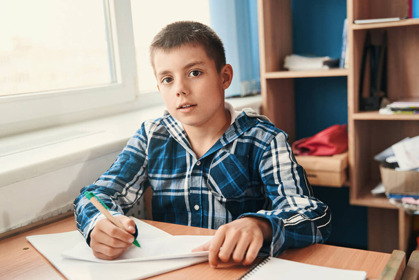 Calme enfant travaillant dur à la leçon d'école - Photo, image
