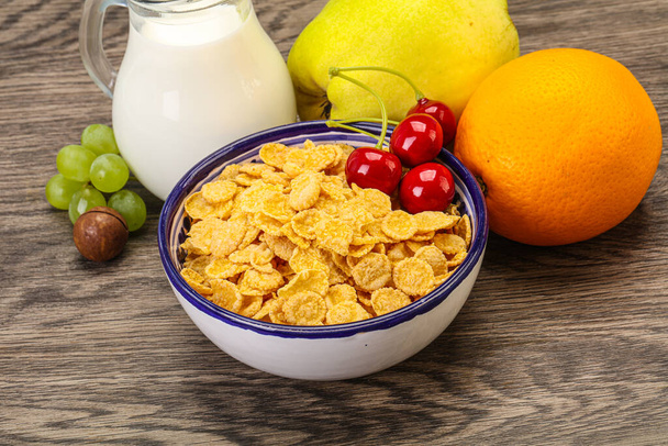 Πρωινό με νιφάδες καλαμποκιού, φρούτα και γάλα - Φωτογραφία, εικόνα
