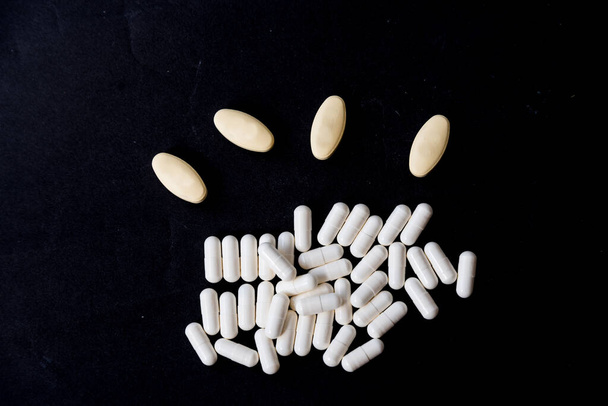 Medicamentos sob a forma de cápsulas e comprimidos recortados, espaço de cópia - Foto, Imagem